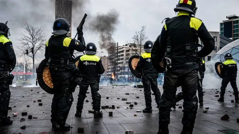 Robbanás történt egy rotterdami iskolánál, és horogkereszteket festettek az épület homlokzatára