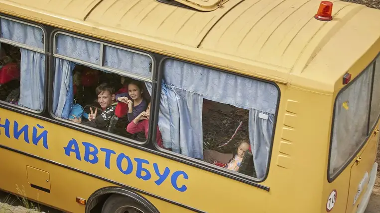 Az EU egymillió tankönyvvel segíti az ukrán gyerekeket az új tanévben