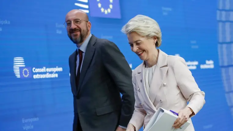 Ursula von der Leyen, az Európai Bizottság elnöke (b) és Charles Michel, az Európai Tanács elnöke. (Fotó: MTI/EPA/Olivier Hoslet)
