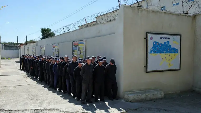 Orosz hadifoglyok a nyugat-ukrajnai Lembergi területen lévő börtönben 2023. augusztus 3-án (Fotó: MTI/EPA/Vitalij Noszacs)