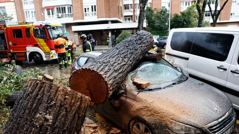 Óriási pusztítást okozott a Balkánon végig vonuló vihar. (Fotó: MTI/EPA/EFE/Rodrigo Jiménez)
