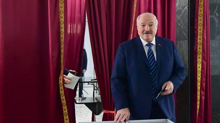 Aljakszandr Lukasenka fehérorosz elnök leadja szavazatát a fehérorosz parlamenti választás napján, 2024. február 25-én egy minszki szavazóhelyiségben. MTI/EPA/Fehérorosz elnöki sajtószolgálat