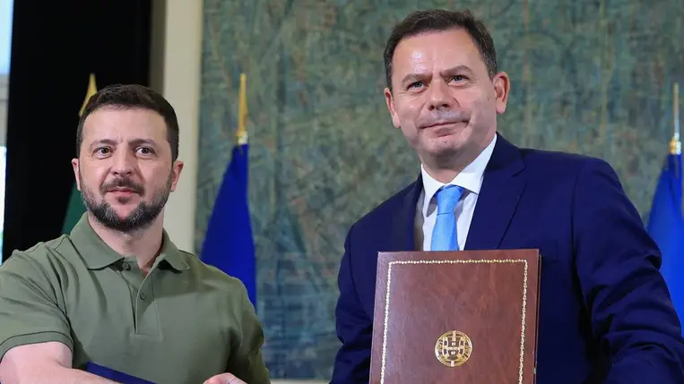 Volodimir Zelenszkij ukrán elnök és Luis Montenegro portugál kormányfő kezet fog, miután biztonsági együttműködésről szóló megállapodást írtak alá a lisszaboni miniszterelnöki rezidencián, a Sao Bento-palotában (Fotó: MTI/EPA/LUSA pool/Antonio Cotrim)