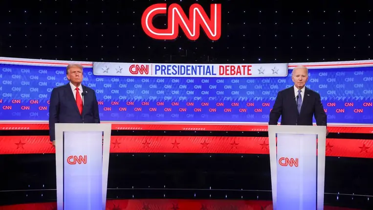 Joe Biden demokrata párti amerikai elnök és Donald Trump republikánus párti volt amerikai elnök az elnökjelöltek első televíziós vitáján a CNN amerikai tévécsatorna atlantai stúdiójában 2024. június 27-én. (Fotó: MTI/EPA/Michael Reynolds)