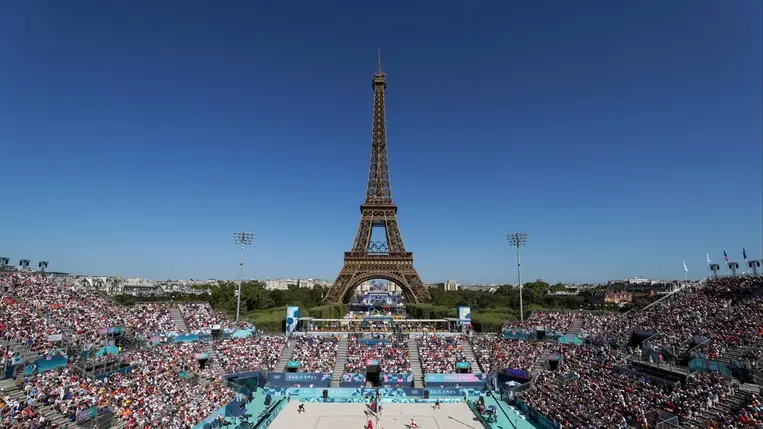 Egy spanyol és egy lengyel páros játszik a 2024-es párizsi nyári olimpia férfi strandröplabda-bajnokságának nyolcaddöntőjében az Eiffel-torony Stadionban, 2024. augusztus 5-én (Fotó: MTI/EPA/Ritchie B. Tongo)