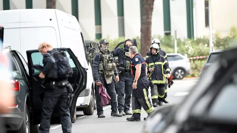 Rendőrök a helyszínen, ahol ismeretlenek felgyújtottak két gépkocsit egy dél-franciaországi zsinagóga előtt La Grande-Motte településen 2024. augusztus 24-én (Fotó: MTI/EPA/MAXPPP/Sylvie Cambon)