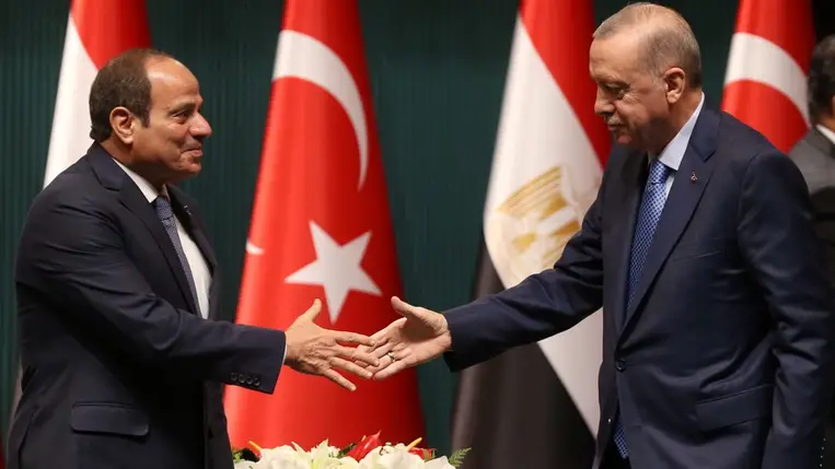  Abdel-Fattáh esz-Szíszi egyiptomi elnök és török hivatali partnere, Recep Tayyip Erdogan kezet fog a megbeszélésüket követő sajtóértekezleten Ankarában 2024. szeptember 4-én. Fotó: MTI/EPA/Necati Savas