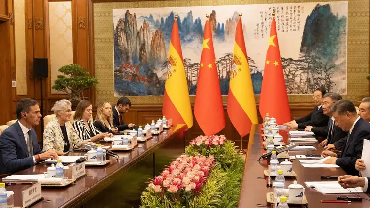 Pedro Sánchez spanyol miniszterelnök (b) és Hszi Csin-ping kínai elnök (j) megbeszélést tart a pekingi Tiaojütaj állami vendégházban 2024. szeptember 9-én. (Fotó: MTI/EPA pool/Andrés Martínez Casares)