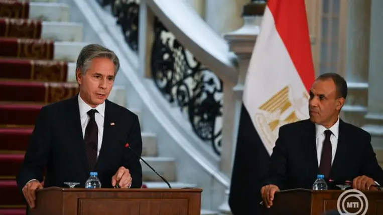 Kairó, 2024. szeptember 18. Antony Blinken amerikai (balra) és Badr Abdel-Ati egyiptomi külügyminiszter sajtótájékoztatót tart Kairóban 2024. szeptember 18-án. MTI/EPA/Mohamed Hoszam