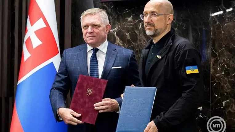 Robert Fico szlovák miniszterelnök (bal) és Denisz Smihal ukrán kormányfő aláírt dokumentumot fog a két ország kormányának együttes ülését követő sajtóértekezleten Ungvár közelében 2024. október 7-én. MTI/EPA/Zuzana Gogová