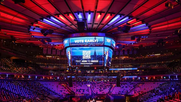 Donald Trump volt amerikai elnöknek, republikánus párti elnökjelöltnek a kampánygyûlésére érkeznek emberek a New York-i Madison Square Gardenben 2024. október 27-én. (Fotó: MTI/EPA/Sarah Yenesel)