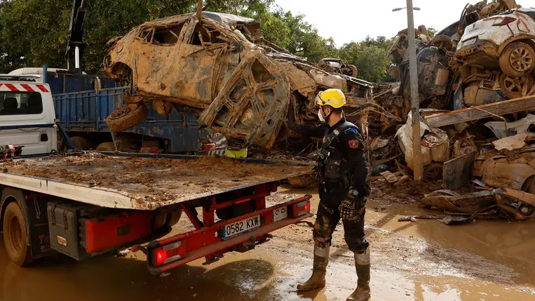 Árvíz elsodorta autók elszállítására készülnek a kelet-spanyolországi Valencia tartományban fekvő Alfafarban. (Fotó: MTI/EPA/EFE/Chema Moya)