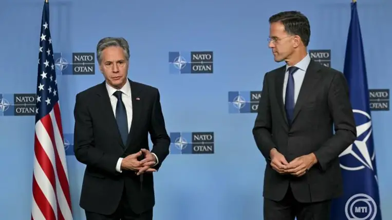 Brüsszel, 2024. november 13. Antony Blinken amerikai külügyminiszter (b) és Mark Rutte NATO-főtitkár sajtótájékoztatót tart a megbeszélésüket követően a NATO brüsszeli székházában 2024. november 13-án. MTI/EPA/AFP pool/Nicolas Tucat