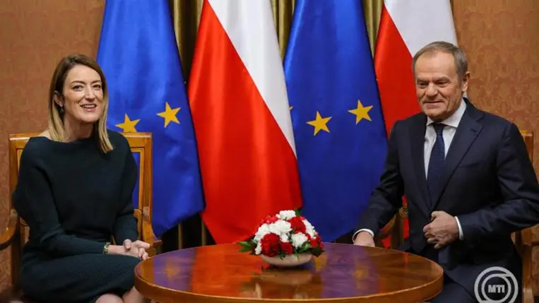  Donald Tusk lengyel miniszterelnök Roberta Metsolát, az Európai Parlament elnökét fogadja Varsóban 2024. december 5-én.. MTI/EPA/PAP/Pawel Supernak