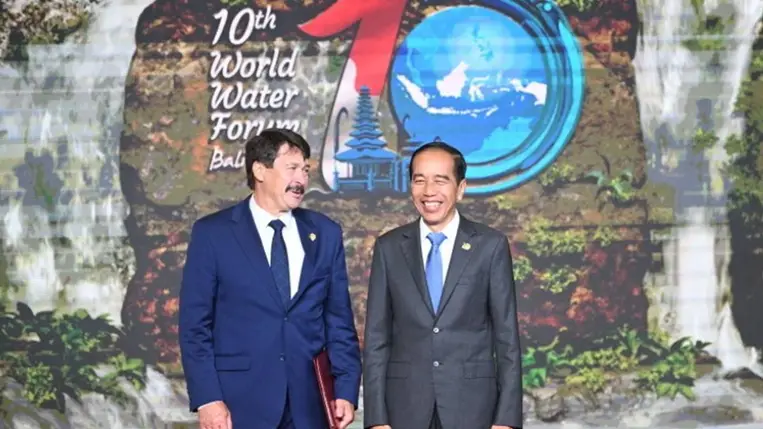 Joko Widodo indonéz államfő fogadja Áder János korábbi köztársasági elnököt a10. Víz Világfórumon (Fotó: MTI/Antara Foto/Víz Világfórum sajtóközpontja/Nova Wahyudi)