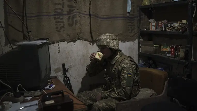 Fegyvereiket a falra akasztva, állandó készültségben nézték az ukrán katonák válogatottjuk mérkőzését