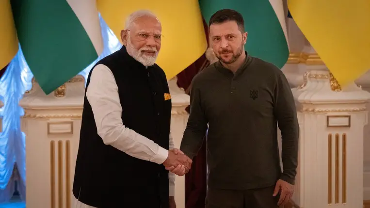 Volodimir Zelenszkij ukrán elnök (j) fogadja Narendra Modi indiai miniszterelnököt Kijevben 2024. augusztus 23-án. (Fotó: MTI/AP/Efrem Lukackij)