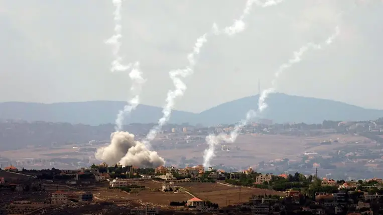 Izraeli légibombák füstje száll fel a dél-libanoni Mardzsajun városánál levő Tajbeh faluból (Fotó: MTI/AP/Huszein Malla)