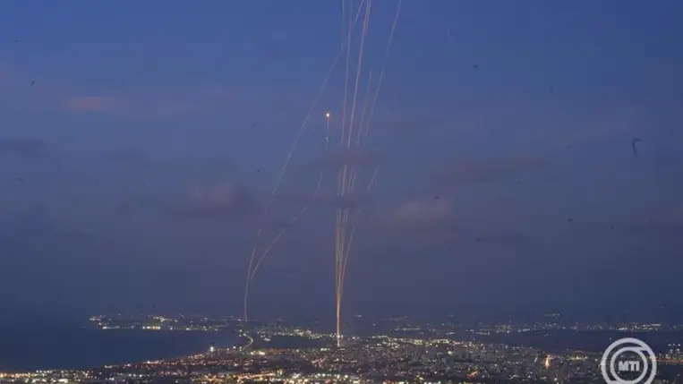 Haifa, 2024. szeptember 23. Libanon területéről indított rakétákat semmisít meg a vaskupola izraeli légvédelmi rendszer Haifából nézve 2024. szeptember 23-án. MTI/AP/Baz Ratner