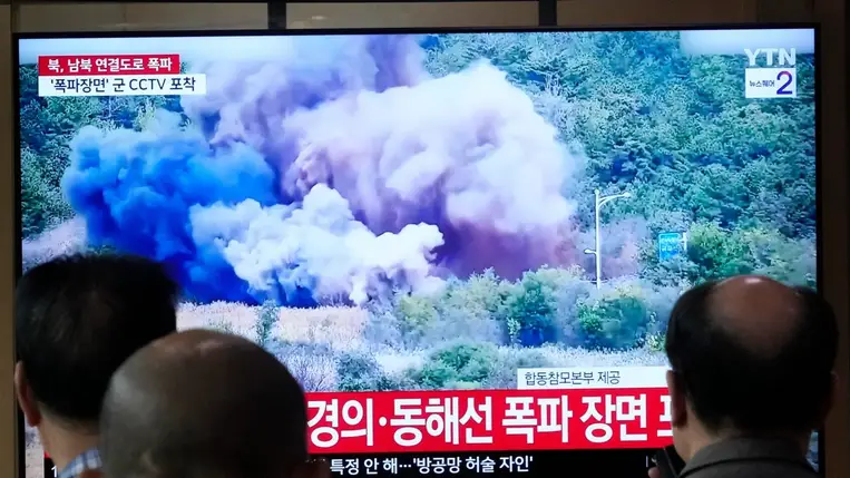 Észak-koreai utak felrobbantásáról szóló tudósítást néznek emberek a szöuli központi pályaudvar tévéképernyőjén (Fotó: MTI/AP/Ahn Jung Dzsun)