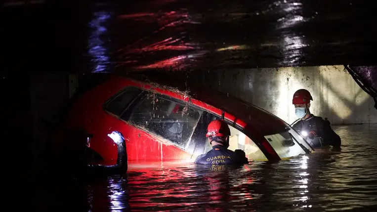  Árvíz esetleges áldozatait keresve mélygarázsban parkoló autókat ellenőriznek csendőrök a kelet-spanyolországi Valencia tartományban fekvő Paiportában, 2024. november 4-én. (Fotó: MTI/AP/Alberto Saiz)