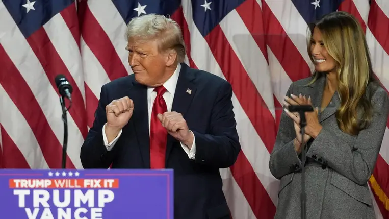 Donald Trump republikánus elnökjelölt és felesége, Melania, miután bejelentette győzelmét az amerikai elnökválasztás és a kongresszusi választások utáni eredményvárón a floridai West Palm Beachben 2024. november 6-án hajnalban (Fotó: MTI/AP/Lynne Sladky)