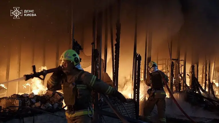 Az ukrán Állami Katasztrófavédelmi Szolgálat 2024. november 7-én közreadott képén orosz dróntámadás után dolgoznak tűzoltók Kijevben. (Fotó: MTI/AP/UUkrán Állami Katasztrófavédelmi Szolgálat)