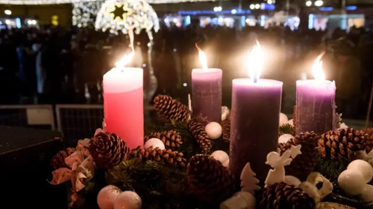 Égő gyertya az adventi koszorún (Fotó: MTI)