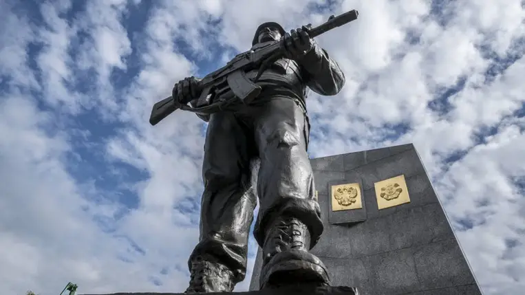  Az 1992-1993-as abháziai háború után az orosz békefenntartóknak szentelt emlékmű Abházia fővárosában, Szuhumiban. Forrás: Loop Images/Tyson Paul via Getty Images