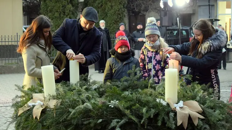Meggyújtották az adventi koszorú negyedik gyertyáját - Ég a szeretet lángja Beregszászban is