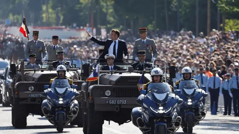 Emmanuel Macron integet. Fotó: TASR/AP
