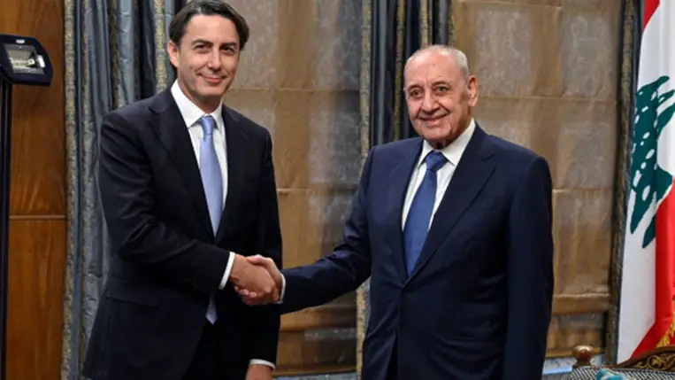  Amos Hochsteint, Joe Biden amerikai elnök fõtanácsadóját fogadja Nabih Berri, a libanoni parlament elnöke Bejrútban (Fotó: MTI/EPA/Vael Hamzeh)