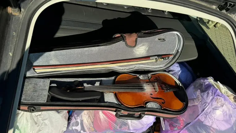 Albert Schlegel Markneukirchen hegedűt találtak egy 21 éves lány csomagjai között a tiszaújlaki (Kárpátalja) határátkelőn. Fotó:  Ukrán Állami Határőrszolgálat 