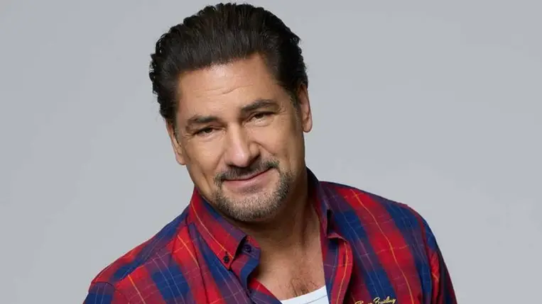 Árpa Attila végre nem rosszfiút játszik: ilyen lett a Pokoli rokonok című új sorozat