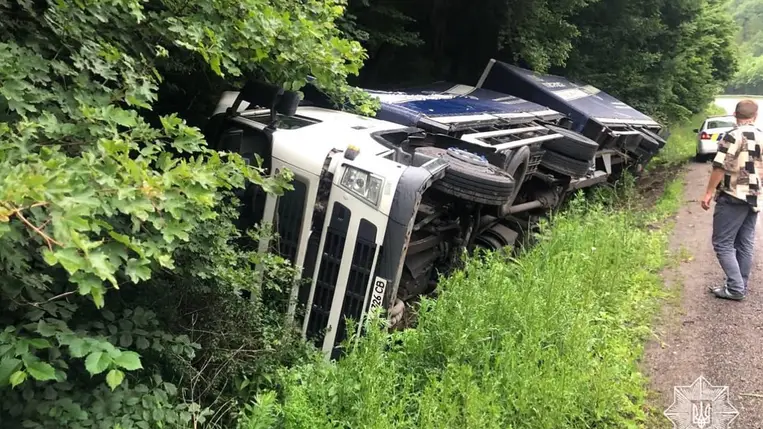 A Kijev-Csap autóúton egy Volvo teherautó az árokba csúszott. A sofőr sértetlenül megúszta a közúti balesetet. Fotó: Kárpátaljai Járőrszolgálat