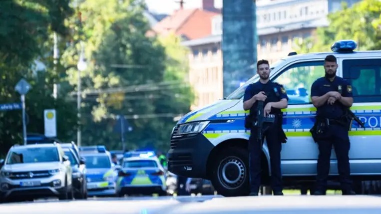  Rendőrök a helyszínen a müncheni izraeli főkonzulátus közelében elkövetett lövöldözést követően 2024. szeptember 5-én. (Fotó: MTI/AP/Matthias Schrader)