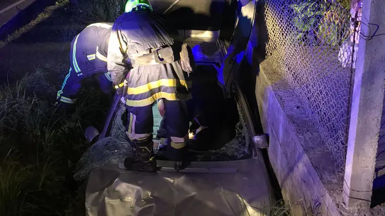 Egy 4 hónapos csecsemő is volt az árokban borult autóban Kárpátalján. Az édesanyát speciális eszközökkel vágták ki az autóból. Fotó: DSZNSZ