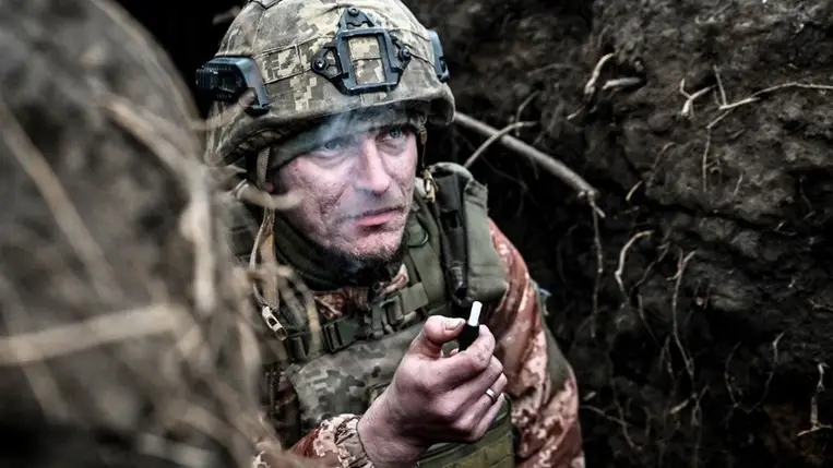 Dohányzó ukrán katona – jövedékiadó-vita tört ki Ukrajnában / Fotó: NurPhoto via AFP