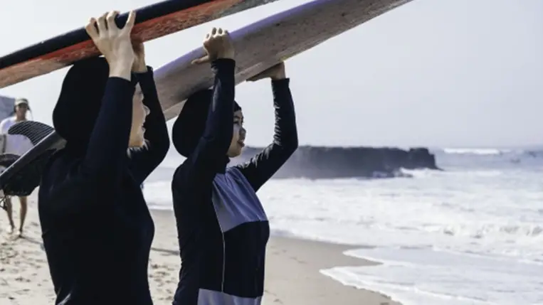 Két burkinit viselő muszlim nő szörfözni indul (Forrás: Stockphoto/Rudi Suardi/Getty)