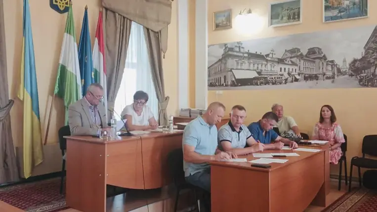 A VIII. összehívású Beregszászi Városi Tanács 40. ülésén Kacsó Attila főtörzsőrmestert, gáti lakost kitüntették a Szülőföld védelmezője – a Beregszászi kistérség Hőse címmel.  Fotó: Babják Zoltán/Facebook