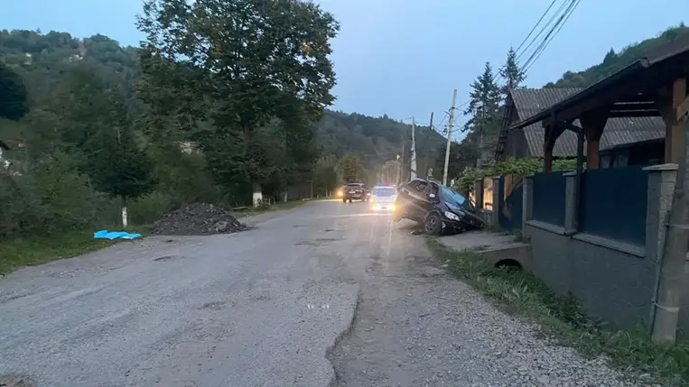 Kárpátalján történt közlekedési balesetben meghalt a 32 éves sofőr, két utasa pedig megsérült. Fotó: Nemzeti Rendőrség