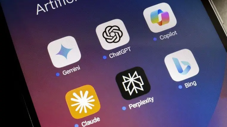 Bár egyes munkák megszűnhetnek, az MI számos új szakma megjelenését is elősegíti / Fotó: NurPhoto via AFP