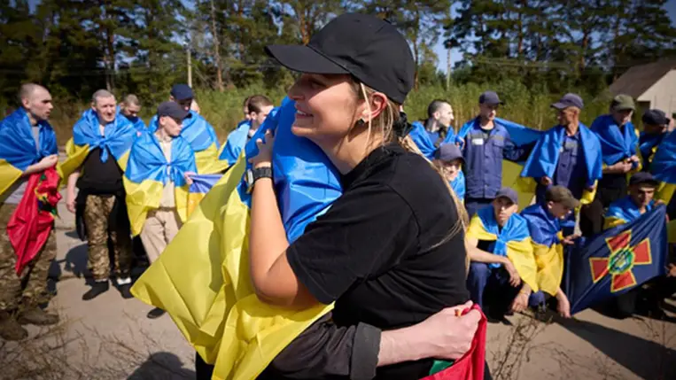 Az Ukrán Elnöki Sajtószolgálat által 2024. szeptember 14-én készített és közzétett fényképen egy önkéntes egy ukrán hadifoglyot ölel meg, miután kicserélték őket egy meg nem nevezett ukrajnai helyszínen.
