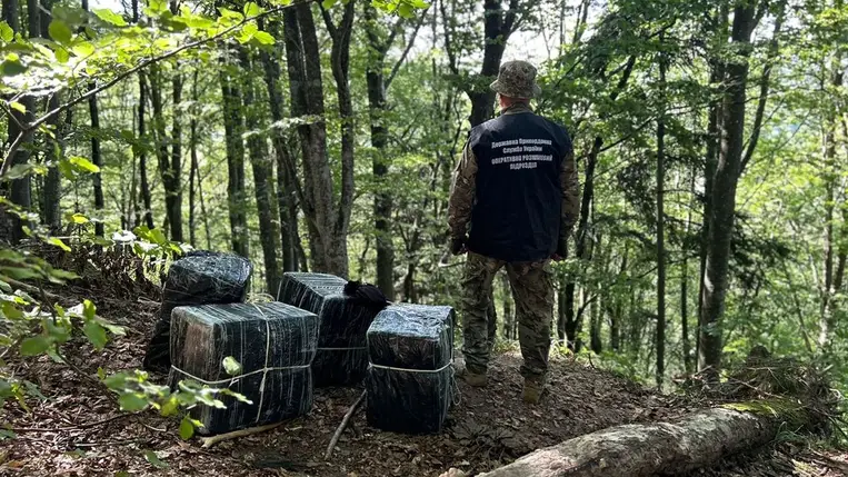 A kárpátaljai határőrök újabb cigarettacsempészetet akadályoztak meg, az elmenekült férfiak 3000 doboz cigarettát hagytak hátra. Fotó: Ukrán Állami Határőrszolgálat