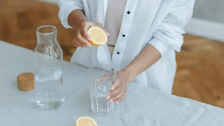 Hihetetlen, mit tud tenni a testeddel egy pohár citromos víz! 