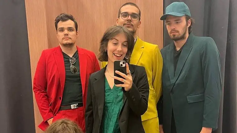 A képen sárga zakóban látható Csányi Misi