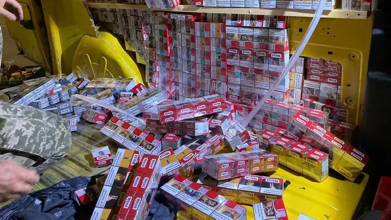 Egy 70 éves lengyel állampolgár közel 4 ezer doboz cigarettát próbált Magyarországra csempészni az asztélyi határátkelőhelyen. A csempészett cigarettával együtt a járművet is lefoglalták. Fotó: Ukrán Állami Határőrszolgálat