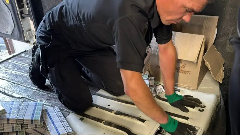 Egy 61 éves kárpátaljai férfi személyautójában csaknem 700 doboz elrejtett cigarettát találtak a kárpátaljai vámosok és határőrök. Fotó: Ukrán Állami Határőrszolgálat/Facebook