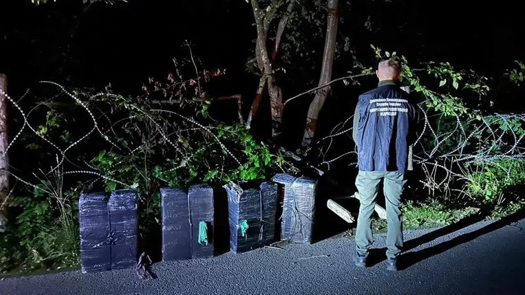 Csomagjaikat eldobva menekültek a cigarettacsempészek Kárpátalján. Fotó: Ukrán Állami Határszolgálat