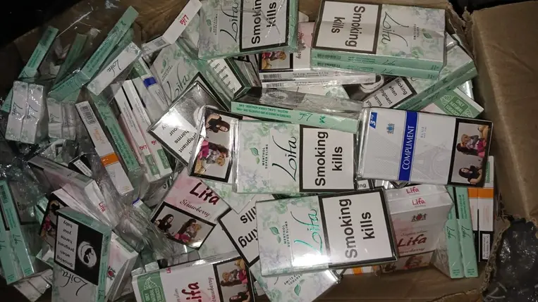 Az Ungvár határátkelőhelyen 423 doboz cigarettát találtak egy Opel gépkocsiban az ukrán vámosok és határőrök. Fotó: Ukrán Állami Határőrszolgálat